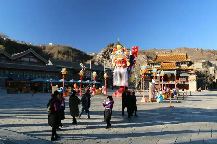 【携程攻略】古北水镇日月岛广场景点,在日月岛广场演出京剧,三弦,杂