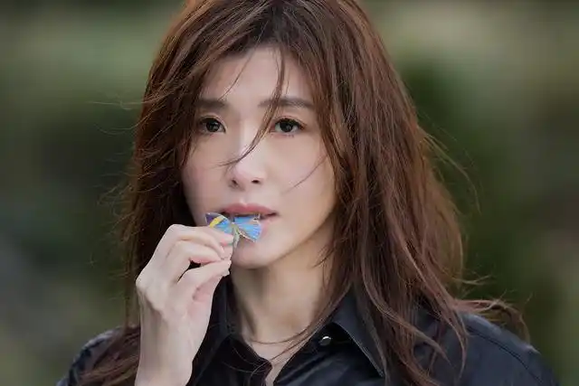 娱乐最前沿# #今日封面# 近日,苏慧伦推出全新专辑《面面》,专辑内页