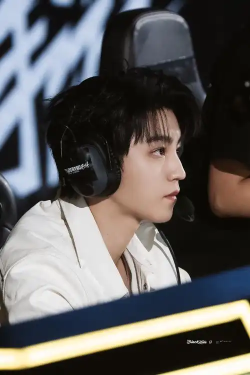 有谁能拒绝打电竞的王俊凯呢##王俊凯成都人气