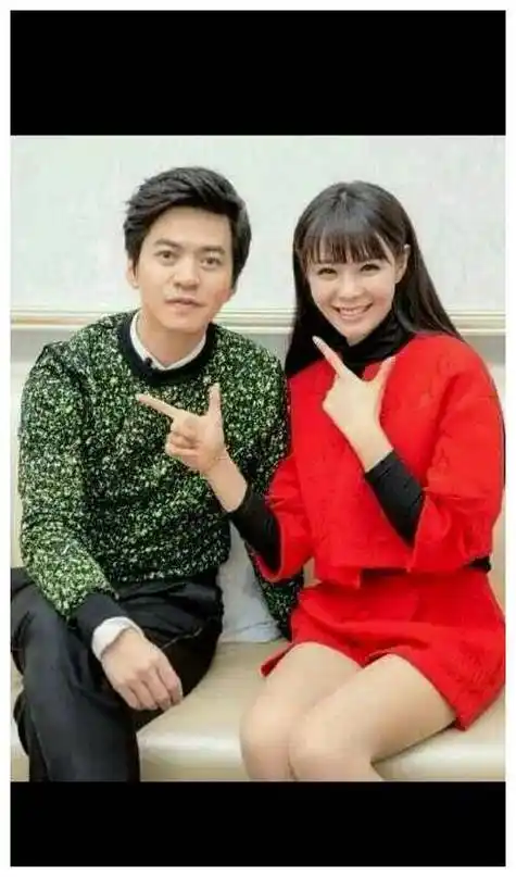 49岁李健夫妇放送公开秀恩爱,首度展露灿烂笑容,美满甜蜜如初.