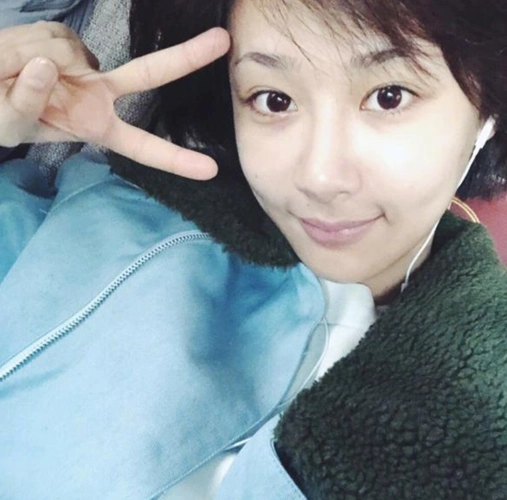 杨紫素颜自拍道早安 手指比v眼神灵动俏皮活泼