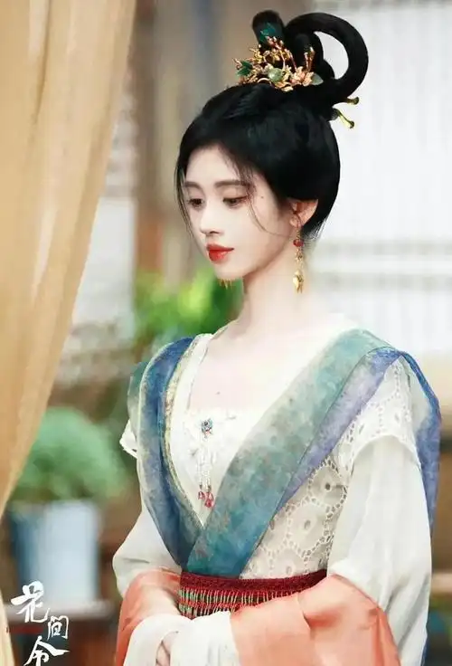 鞠婧祎用她优雅的仙气和张扬的自信赢得了观众的心