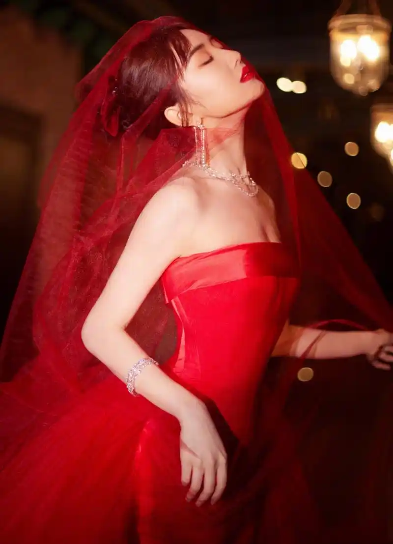 毛晓彤性感薄纱红裙写真!#毛晓彤# #气质美女# #明星# #今日早安问候