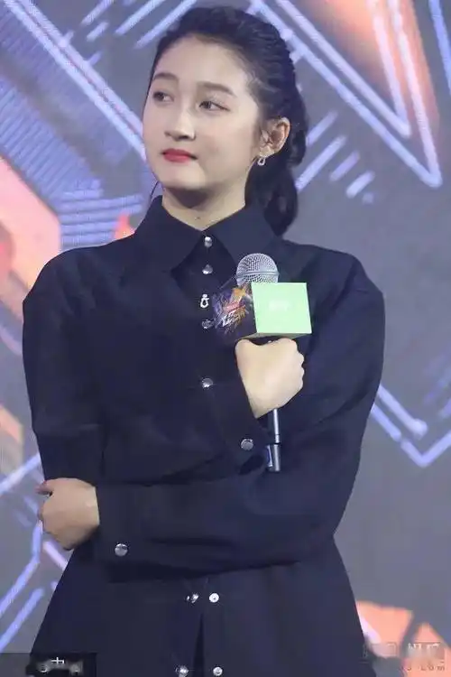 关晓彤高扎长辫活力满满 提水果篮笑容甜