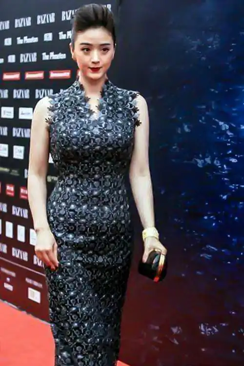 蒋欣细腰宽胯穿鱼尾裙上身效果惊艳难怪140斤也要真实不修图