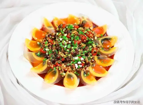 凉拌黄心皮蛋第四步:酱汁淋在腐竹上拌匀即可摆盘上桌,简单的下酒菜