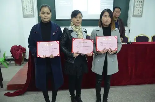 获得二等奖的老师合影