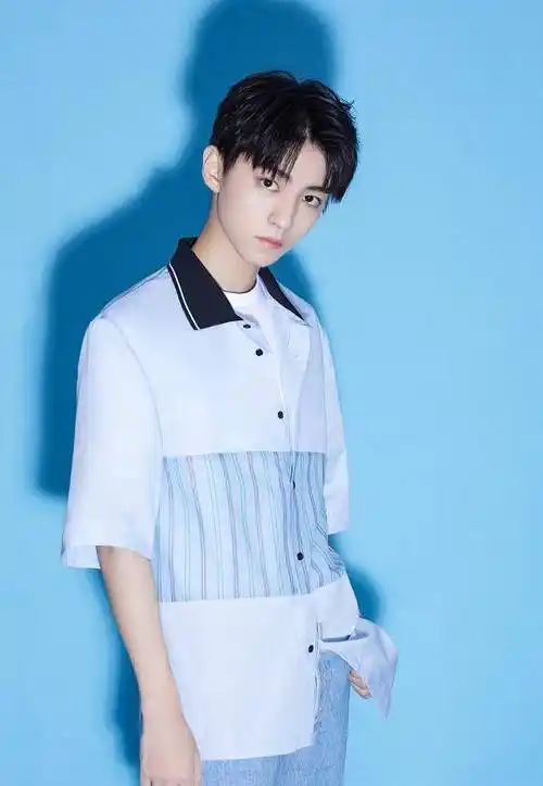 王俊凯暴瘦20斤大变样,"蛇精脸"有损辨识度,连粉丝都认不出_形象_衬衫