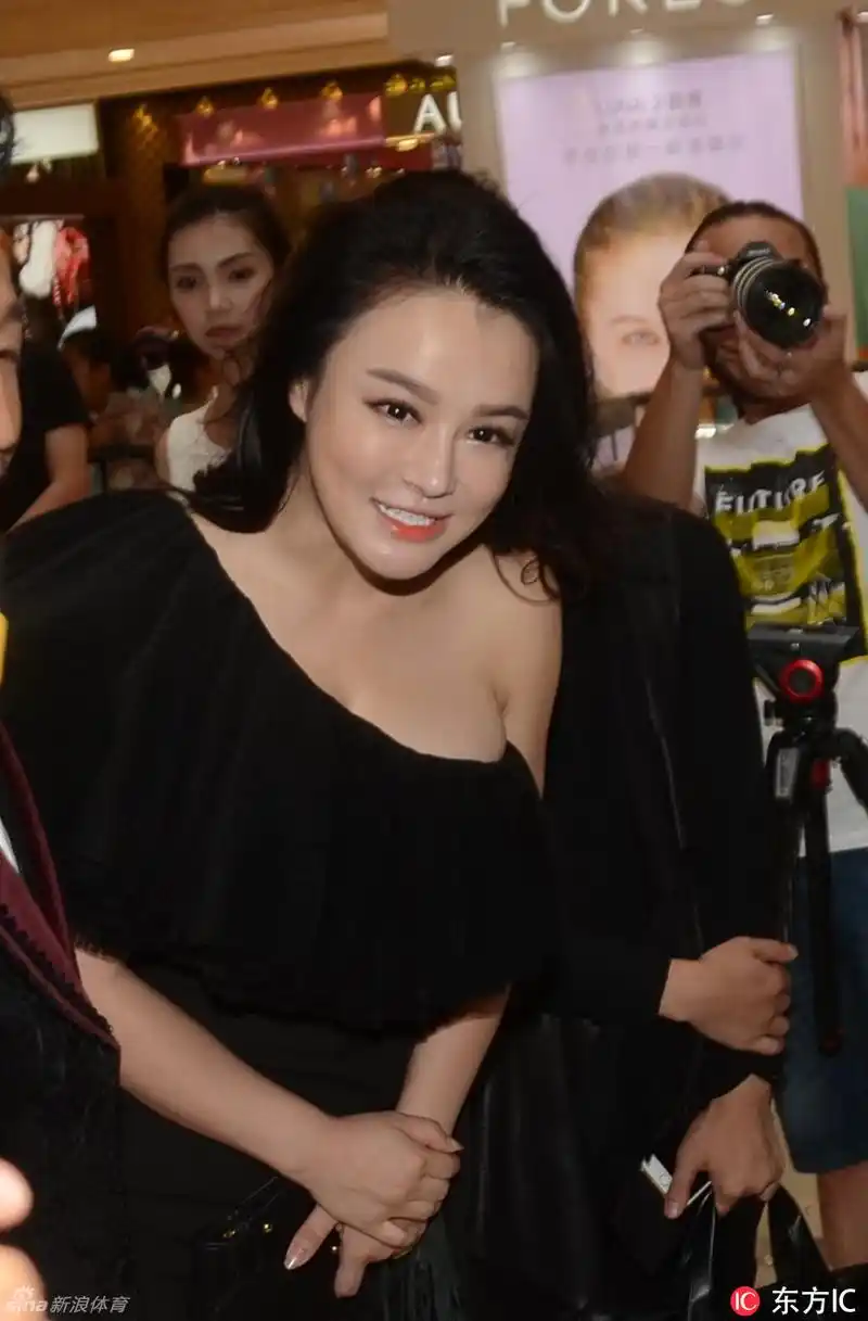 "拳王"邹市明携妻子冉莹颖现身商场活动_高清图集_新浪网