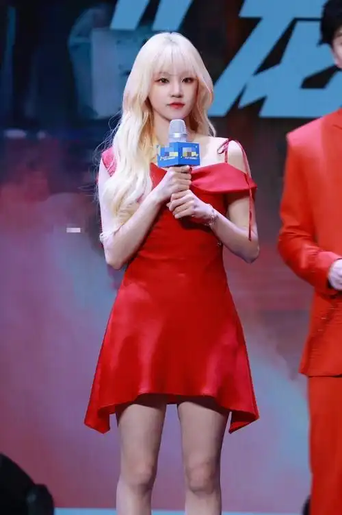 《奔跑吧》发布会:白鹿穿红裙露美背,宋雨琦金发撩人,范丞丞像新郎