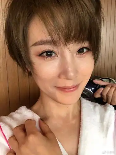 谢楠假期结束分享复工自拍 化温柔眼妆变"睫毛精"