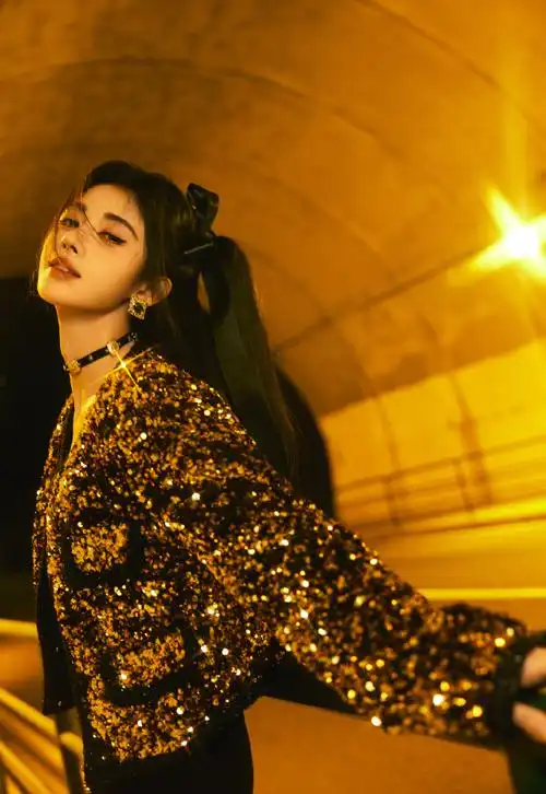 鞠婧祎跨年造型,蝴蝶结双马尾,又甜又辣,今天是酷girl