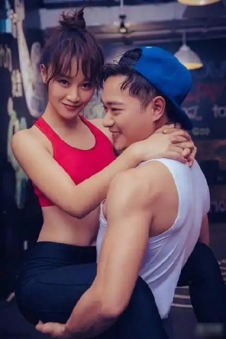 蓝盈莹和男友的健身照虐狗无数如今机场也成了撒狗粮的好去处