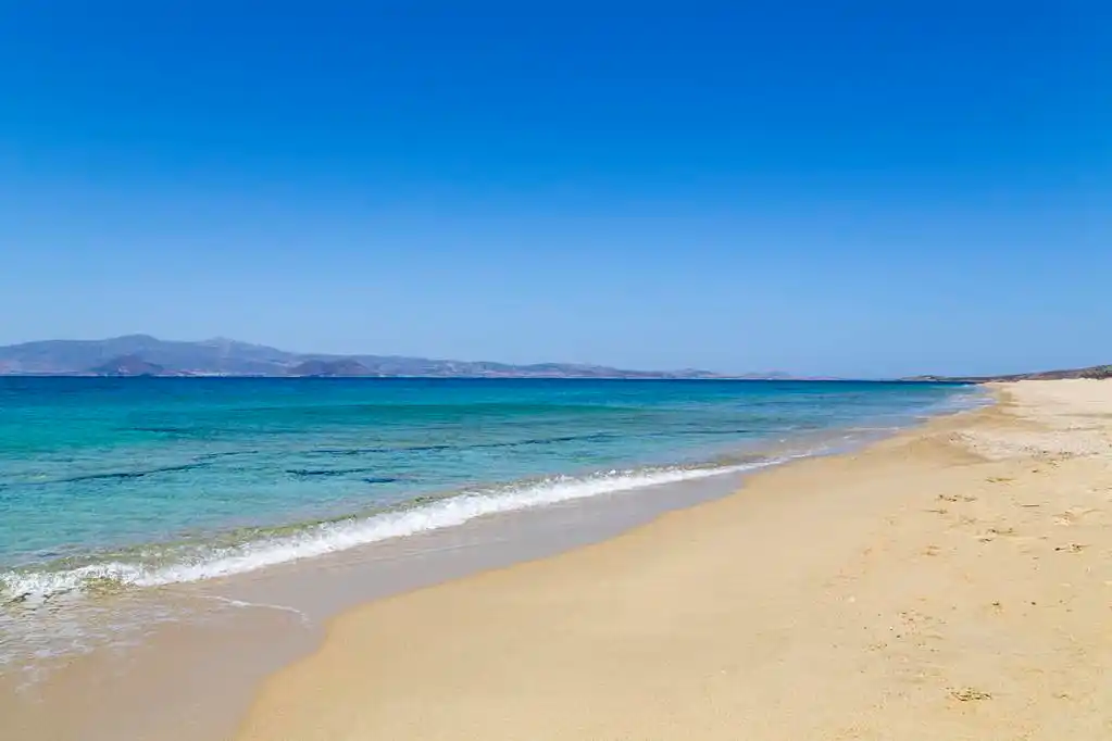 空的绿松石的海洋和背景的一个小岛的海滩