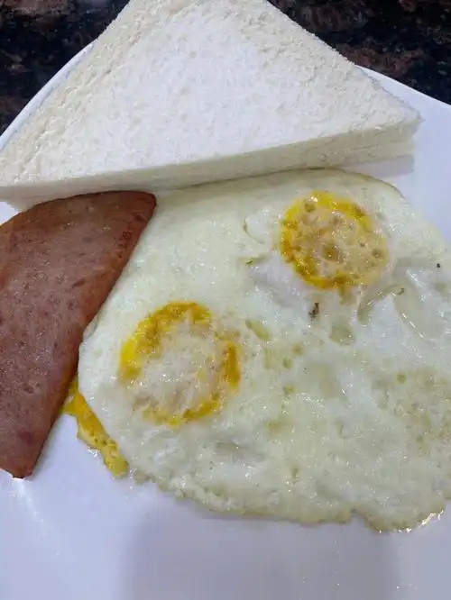 今天早餐照样吃港式公仔面配餐肉煎双蛋方包