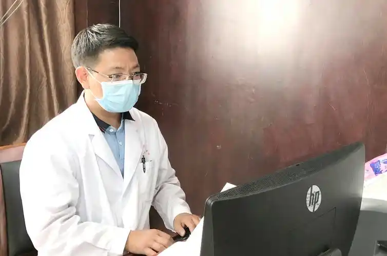 内分泌科主任,副主任医师克日阿且在为患者看诊中