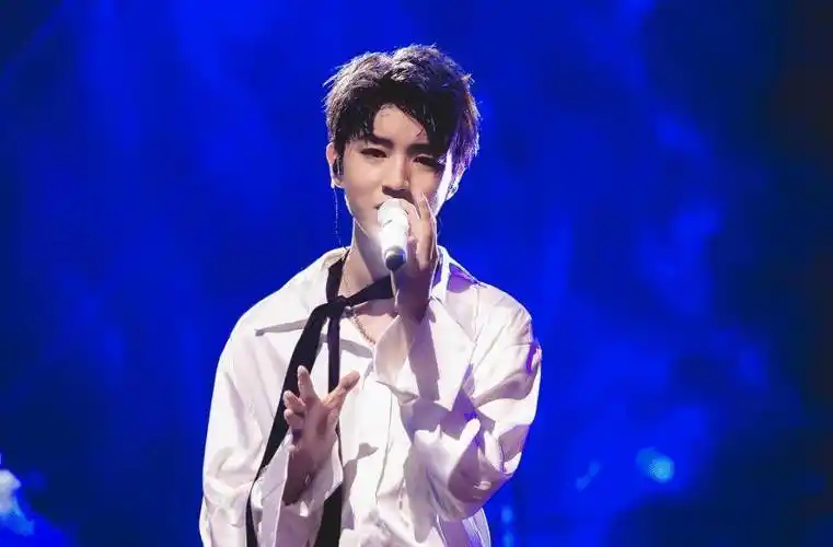 王俊凯作为《中餐厅》两季常驻嘉宾,这个少年会做饭,温暖又细心_舞台