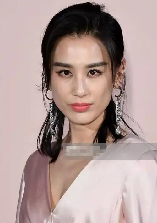 外媒镜头下女明星的真实颜值!黄圣依凶相张嘉倪皮肤黑,最美是她