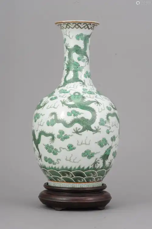 清道光绿彩龙纹撇口瓶大清道光年制款
