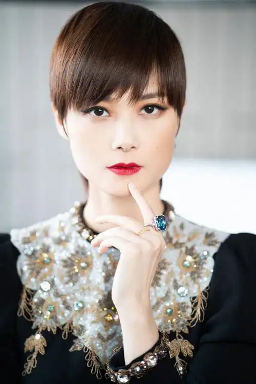 简介:李宇春金色花卉刺绣礼服性感图片写真,分享一组李宇春图片给大家