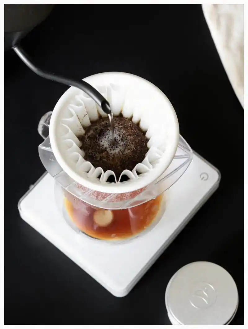 哪怕在寒冷的季节,喝热手冲咖啡也会让人感到温暖.