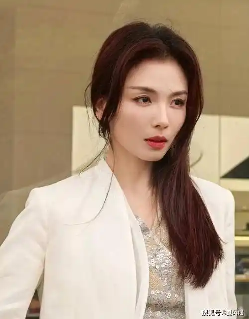 刘涛故意走光?事件引起热议,网友:为啥明星的衣服质量那么差?