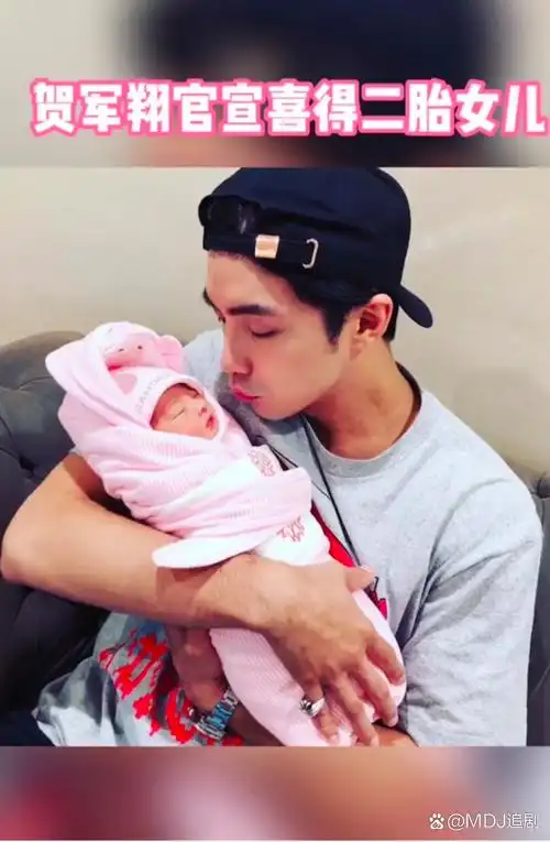 知名男星贺军翔宣布当爸,大方晒出妻子正面照,引发网友热议.