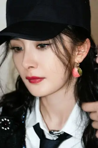 杨幂最新造型,衬衣配领带变俏皮小保安