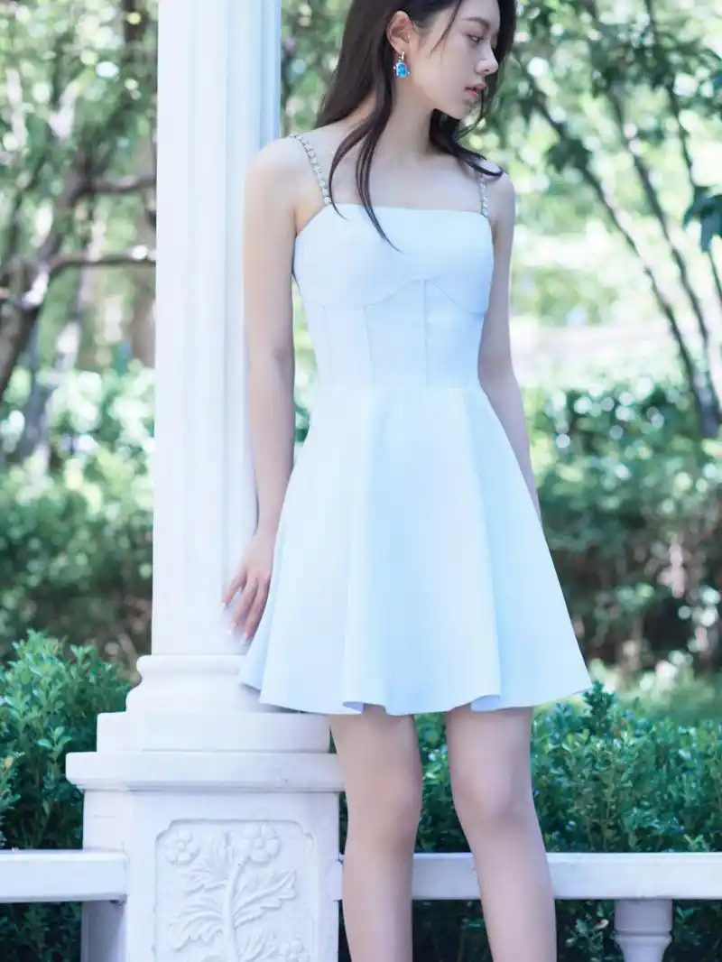 赵今麦拍小清新写真,五官立体眼神灵动,这就是浓颜系的长相吧?