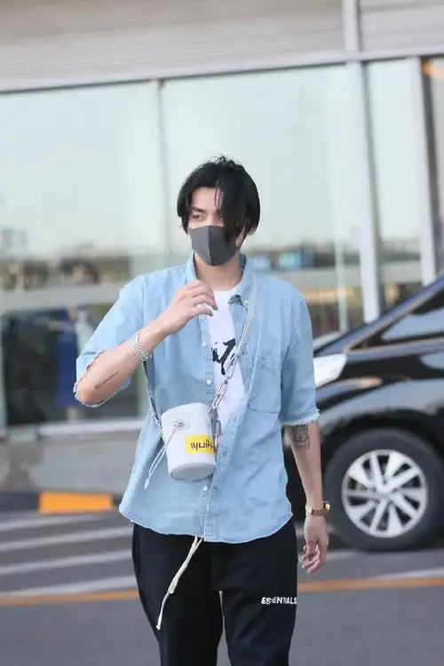 吴亦凡清爽帅气街拍照图片