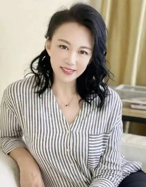 演员马丽:国家一级演员,被丈夫宠爱31年,戏红人不红也幸福_家庭_生活