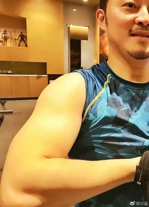 沙溢大秀肌肉求夸奖 岳云鹏却关注起了眼角的皱眉
