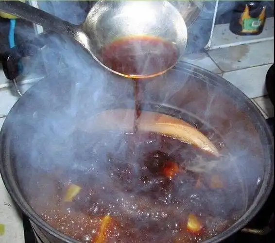 老卤配方揭秘老师傅教你怎样制作一锅正宗的卤水