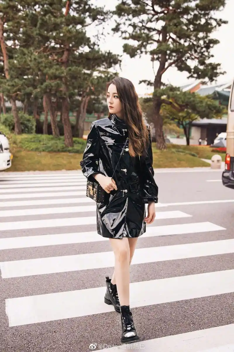 迪丽热巴穿白色鱼尾裙秀翘臀 身材曼妙曲线诱人