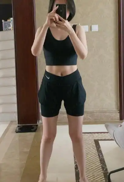 张靓颖健身晒"马甲线",女神越来越美了,时髦私服低调现身机场_网易