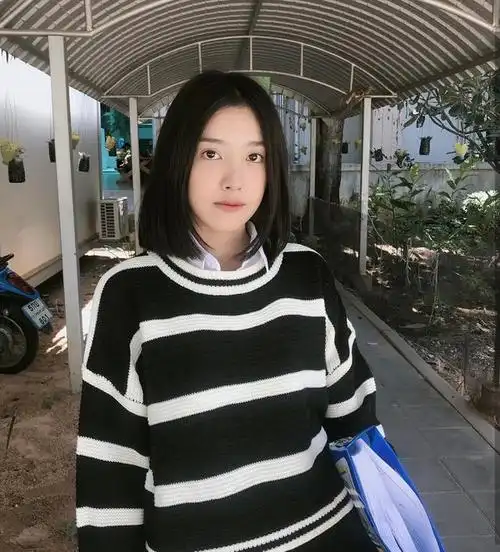 中分黑色齐肩直发微内扣