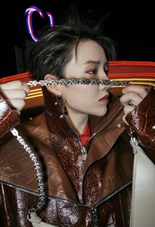 刘雨昕综艺路透照,黑色卫衣上呆萌小猪抢眼,短发耳环依旧干练