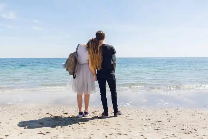 她把头靠在他的肩膀上.从后面查看