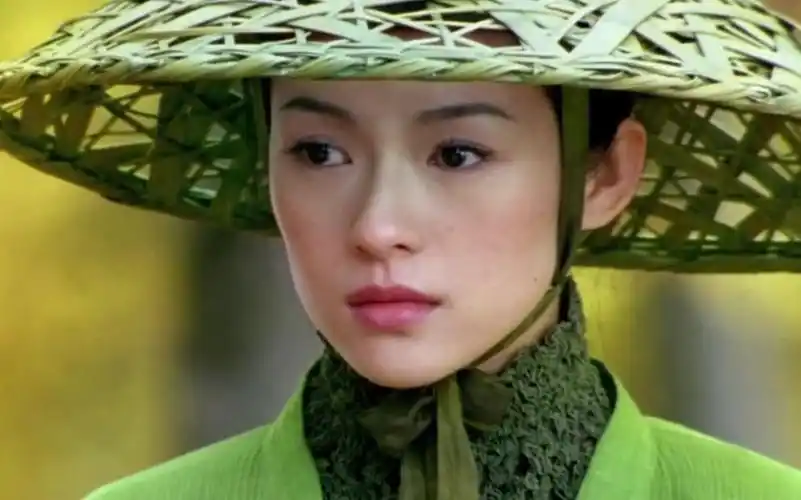 章子怡,1979年2月九日出生于北京海淀,1996年考入中央戏剧学院表演系.