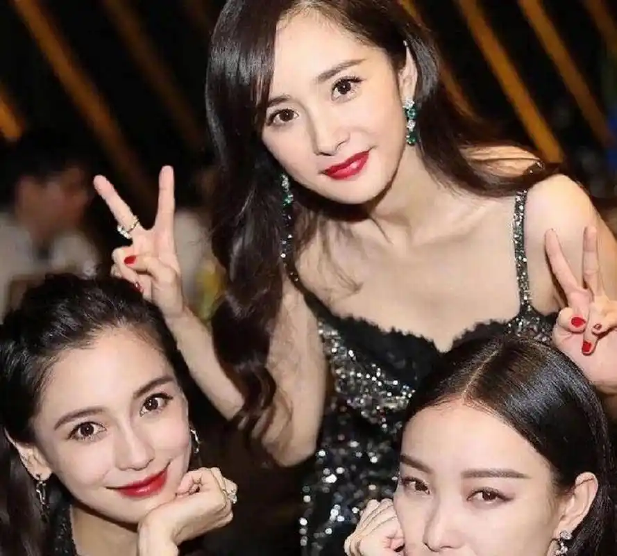 三位美女怼脸合照:杨幂  杨颖  倪妮 #中国版chatgpt来了# #搞笑趣味