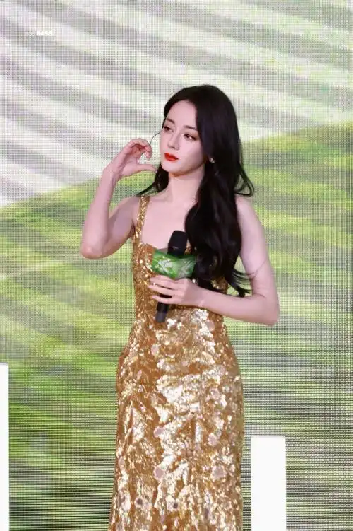 27 爱琴海活动  穿上喜欢的金色小裙子啦  @dear-迪丽热巴