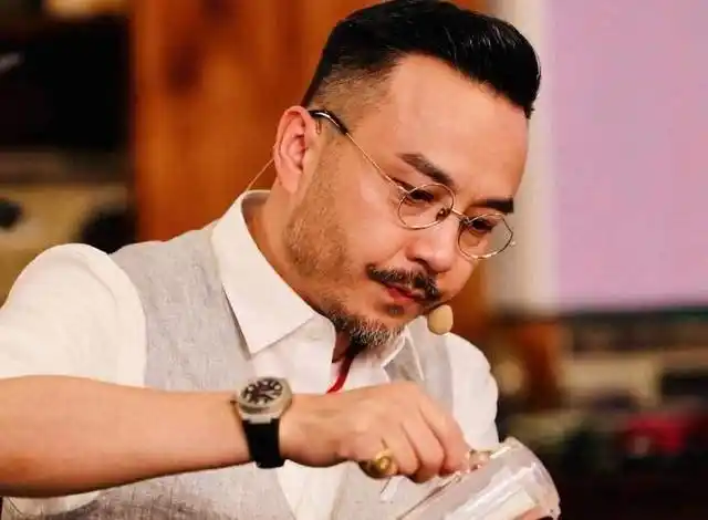 这两天,汪涵头疼得厉害,满脸的胡子更加旺盛了,因为代言"爱钱进",他被