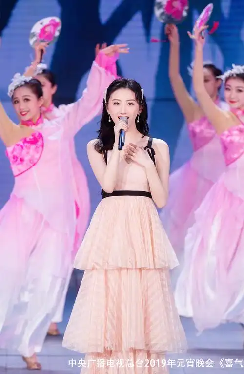 元宵晚会,景甜,古力娜扎,秦岚三美同框,神仙组合太养眼!