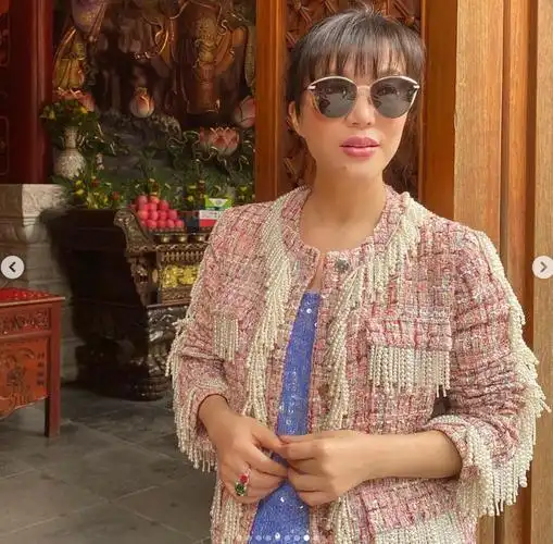 岁妻子礼佛,三婚娶富婆,超大戒指显财力|吕良伟|杨小娟|戒指_新浪新闻