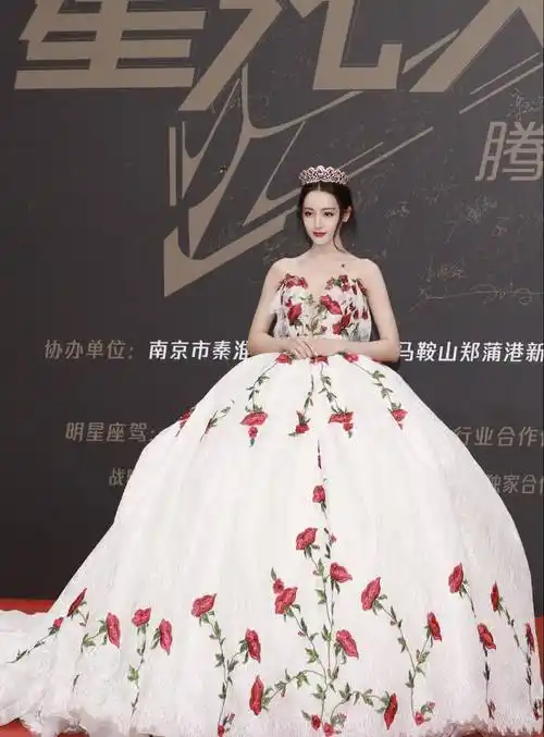 迪丽热巴星光大赏造型真是绝美!