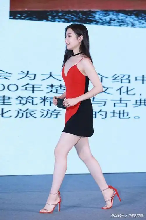 女演员李兰迪现身,穿红色连衣裙踩高跟鞋,戴黑色项圈温婉甜美