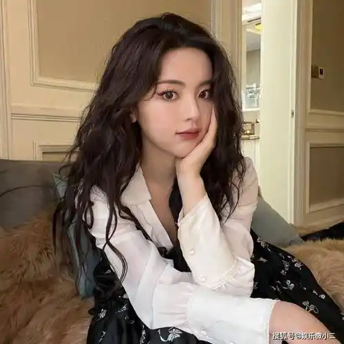 杨超越晒羊毛卷造型随拍五官精致元气满满