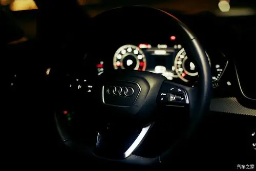 驾驶位前的风景,手感舒适的方向盘,身后清晰度非常高的仪表盘,让你在