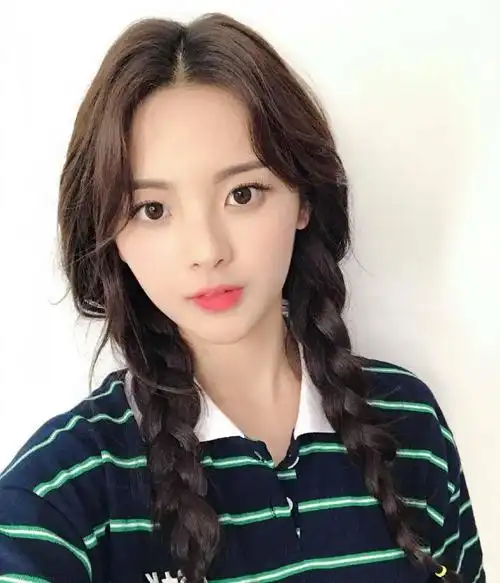 终于等到杨超越双麻花辫造型,网友:校园女神杨超越!