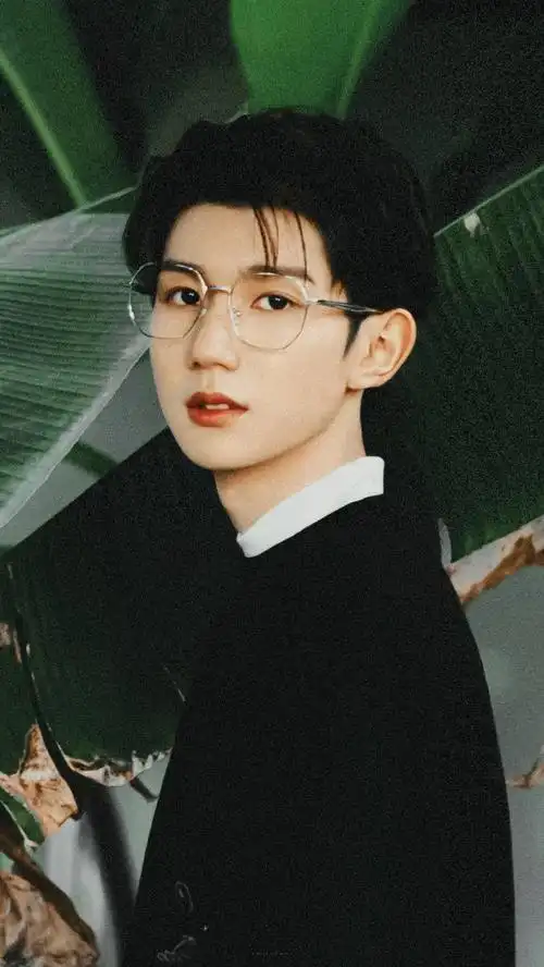 王源广州抢票##王源演唱会抢票最高峰突破260万人#    戴眼镜的栽圆